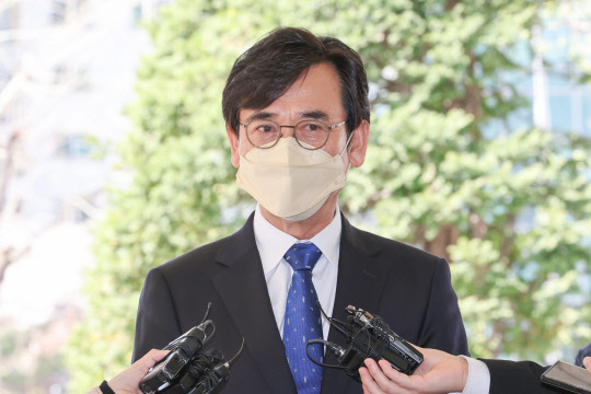 유시민 전 노무현재단 이사장이 7일 서울 마포구 서부지법에서 열린 속행 공판에 출석하기 전 취재진의 질문에 답하고 있다. 연합뉴스